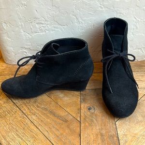 Nine West 7.5 black suede booties